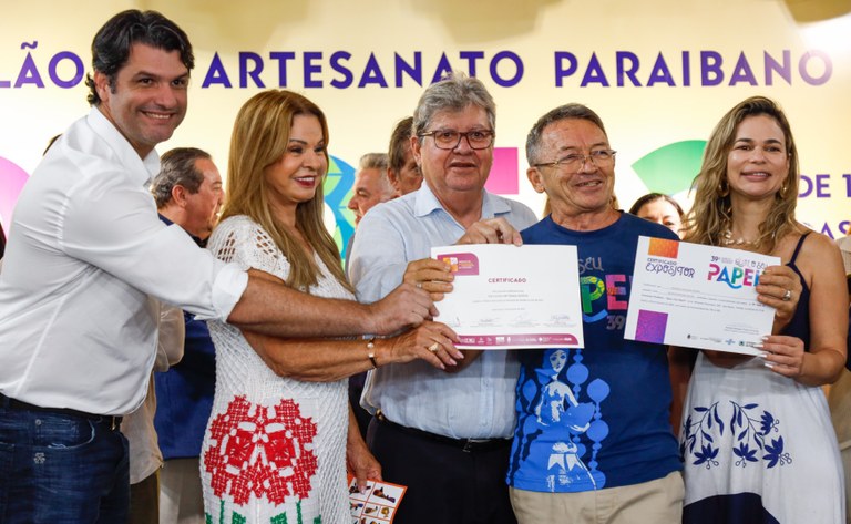  Salão do Artesanato Paraibano: governador João participa de assinaturas de concessão de microcrédito a artesãos