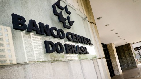  Saques superam depósitos e poupança fecha fevereiro com saldo negativo de R$ 8 bilhões