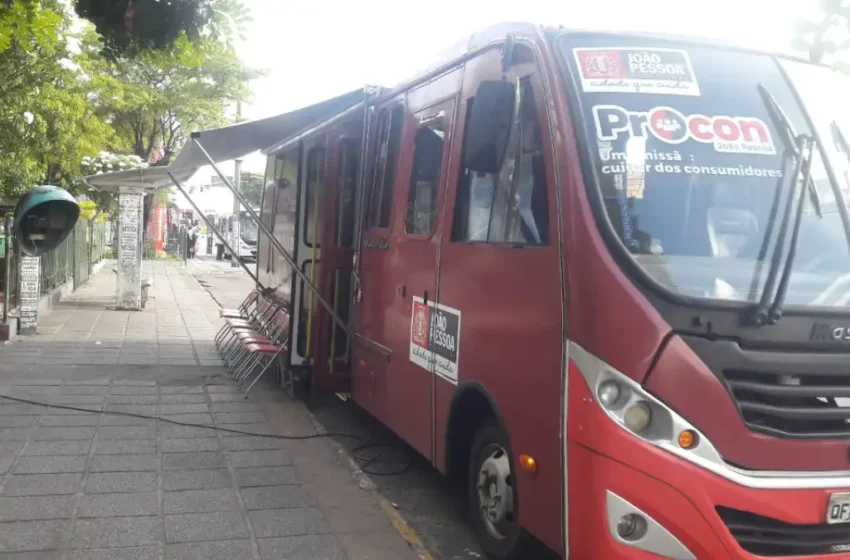  Procon-JP leva atendimento a pessoenses e turistas com ônibus estacionado em Tambaú