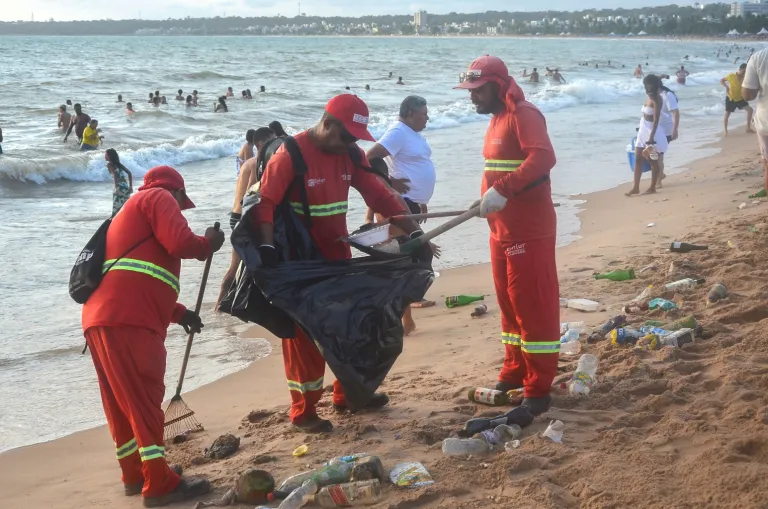  Emlur reforça serviços de limpeza nas praias com eventos musicais e crescimento do fluxo de turistas