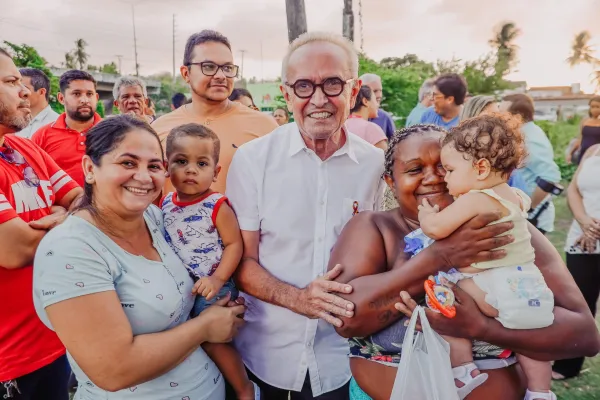  Cícero Lucena dá início às obras de praça na Ilha do Bispo e anuncia nova creche para o bairro