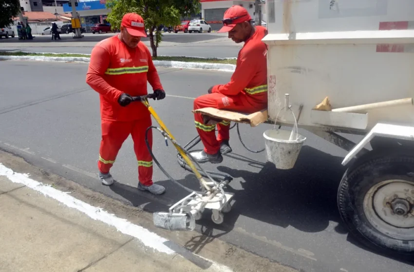  Equipe de limpeza urbana realiza serviços de zeladoria em 10 bairros nesta segunda-feira