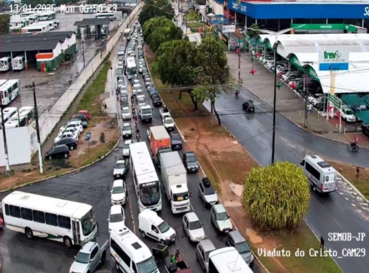  João Pessoa vive dia de caos no trânsito; BR-230 tem congestionamento e lentidão