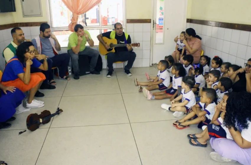  Alunos da Rede Municipal de Ensino aproveitam atividades musicais na Colônia de Férias