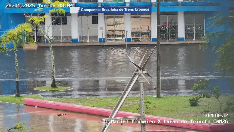  Pontos de alagamento são registrados na capital após chuvas durante a madrugada