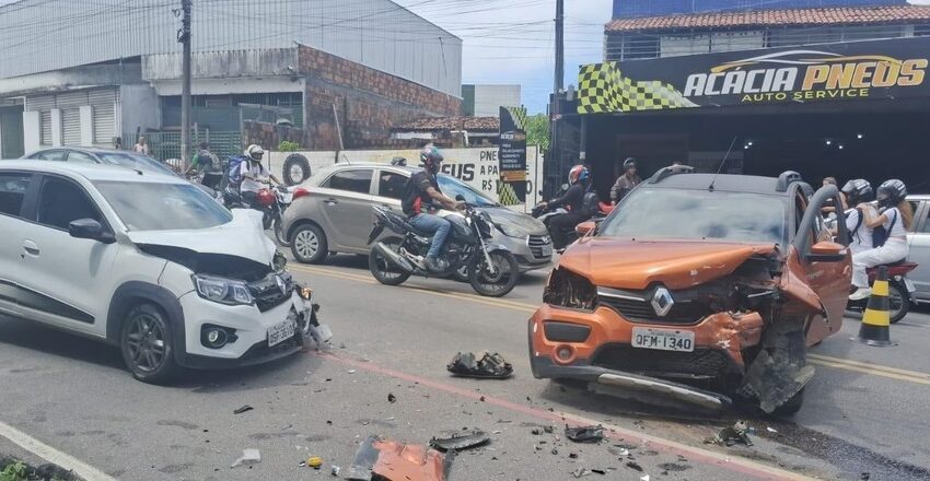  Acidente entre veículos causa congestionamento no bairro do Cuiá