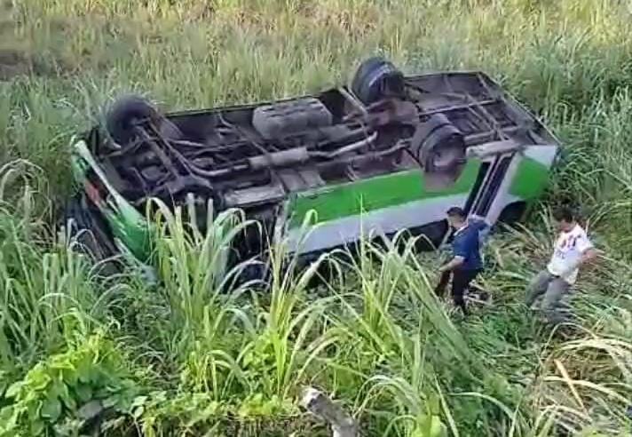  Ônibus tomba na rodovia entre Mamanguape e Rio Tinto, mas ninguém se feriu gravemente