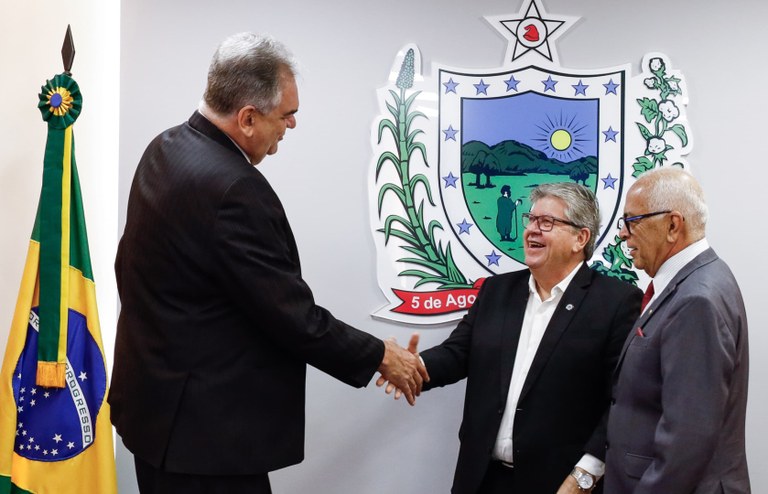  Harmonia entre os Poderes: João Azevêdo recebe visita do presidente do Tribunal de Justiça da PB