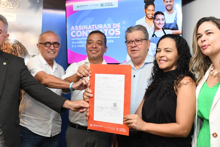  João Azevêdo participa de assinatura de contratos do Empreender e contempla mais de 130 microempreendedores de João Pessoa