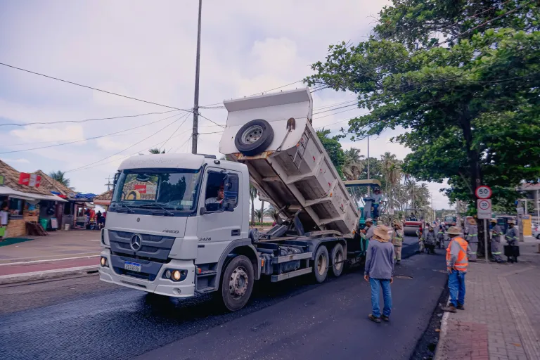  Cícero Lucena inspeciona recapeamento asfáltico no Cabo Branco e projeta serviços para Miramar e Tambaú