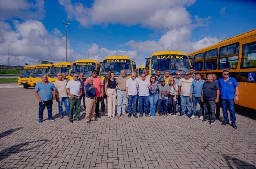  20 novos ônibus escolares são entregues por Cícero Lucena beneficiando mais de 5 mil alunos da Rede Municipal de Ensino