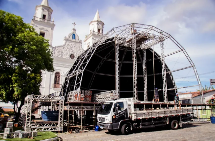  Funjope realiza montagem da estrutura para abertura do Folia Rua na Avenida General Osório