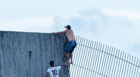  Torcedor sobe em arquibancada do estádio Almeidão e ameaça se jogar