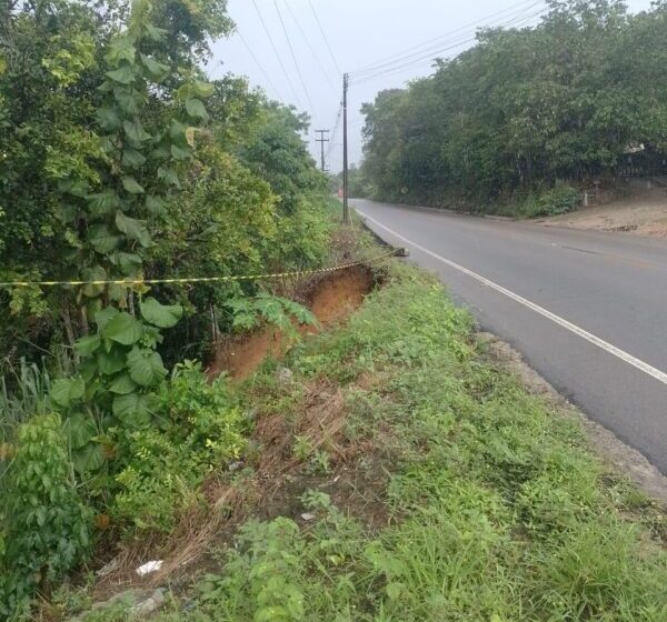  PB-018 é parcialmente interditada por risco de deslizamento de terra e queda de poste; veja vídeo