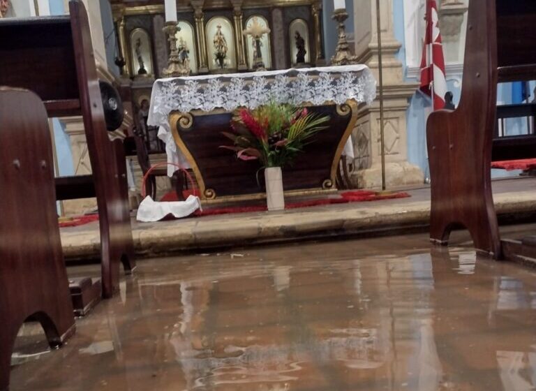  Igreja Matriz Nossa Senhora da Conceição, no Conde, é alagada após tempestades intensas.