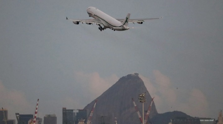  Avião da Latam arremete para evitar embarcação no Santos Dumont