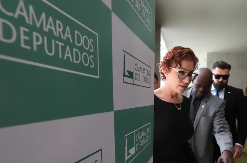 Após pedido de vista, STF suspende julgamento de Carla Zambelli