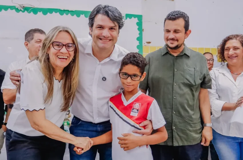  Leo Bezerra entrega óculos para alunos da Escola Dom Marcelo Carvalheira e destaca política inclusiva na educação municipal