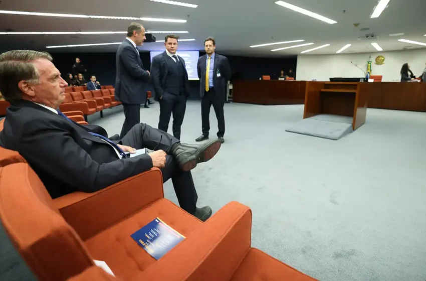 Por unanimidade, turma do STF torna Bolsonaro e mais 7 réus por golpe