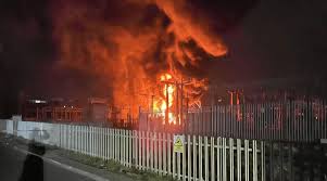  Aeroporto de Londres interrompe operações após incêndio em estação de energia