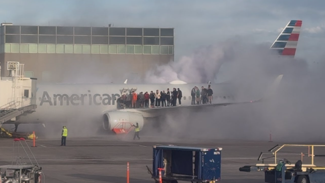  Avião da American Airlines sofre incêndio no aeroporto de Denver