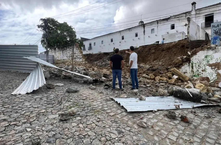  Prefeitura refaz isolamento do muro do Mosteiro de São Bento e coloca lonas para evitar infiltração no local