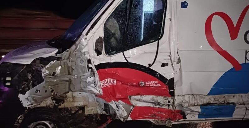  Motorista colide com ambulância após bater em animal na BR-230, perto da Cruz da Menina