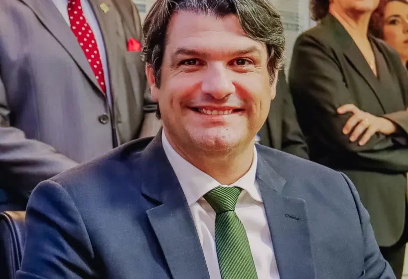 Leo Bezerra assume presidência do PSB em João Pessoa e se disponibiliza para 2026