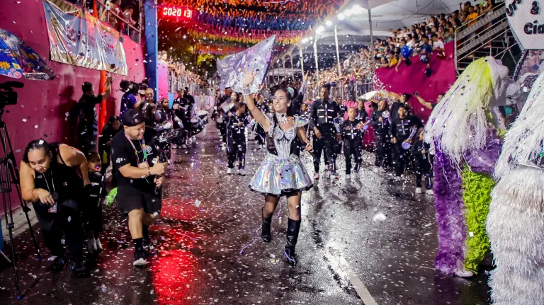  Chuva não atrapalha desfiles e público lota arquibancadas na terceira noite do Carnaval Tradição