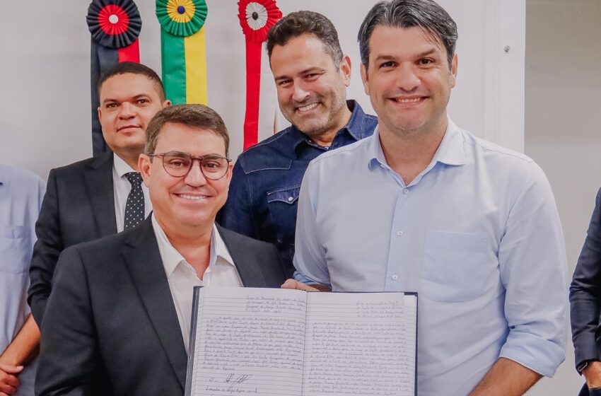  Leo Bezerra transmite cargo ao presidente da Câmara Municipal, que assume Prefeitura interinamente