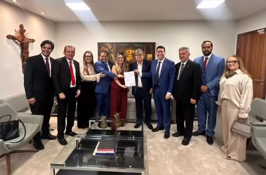 Governador João Azevêdo oficializa Alanna Galdino como conselheira do TCE-PB