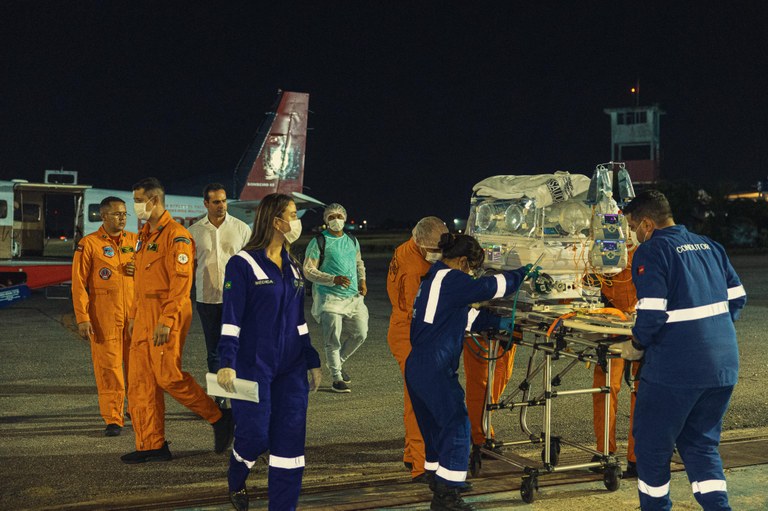  Lucas Ribeiro acompanha chegada de UTI aérea e destaca a importância do serviço para salvar vidas