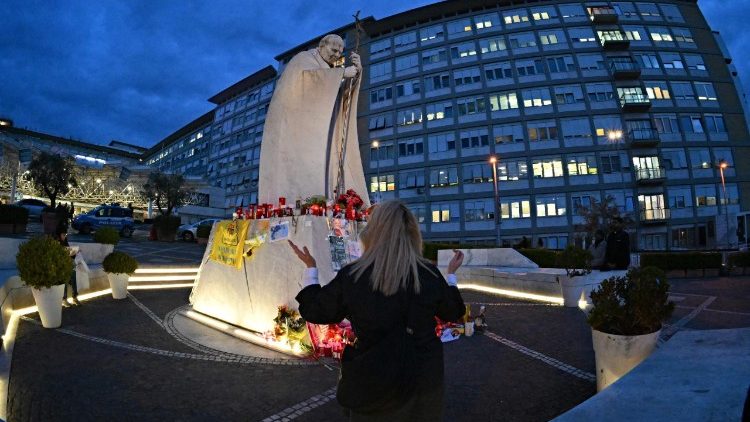  Papa Francisco: melhorias consolidadas, médicos retiram o prognóstico reservado