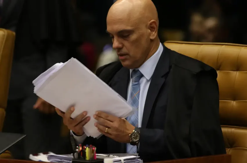  Moraes autoriza julgamento de denúncia contra Bolsonaro e mais sete pessoas