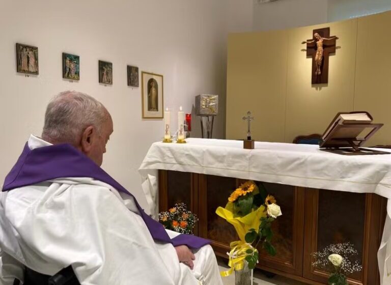  Papa Francisco não precisa mais de ventilação mecânica