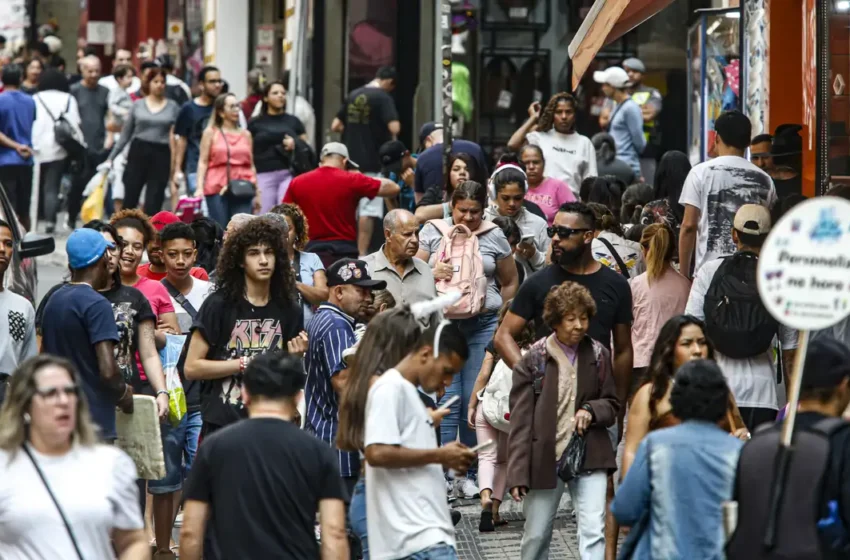  Salário de negros é 42% menor que o de brancos no Brasil, aponta estudo