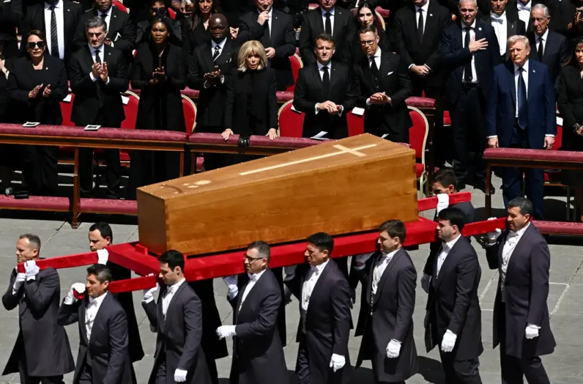 Cerca de 150 mil pessoas prestigiam o sepultamento do Papa Francisco