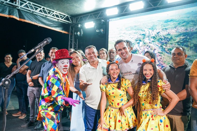  Lucas Ribeiro entrega creches em Salgado de São Félix e Riachão do Bacamarte