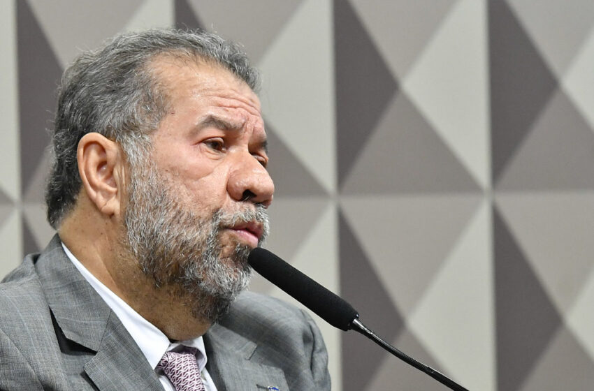 INSS: ministro Carlos Lupi diz que sempre foi contra descontos em benefícios previdenciários