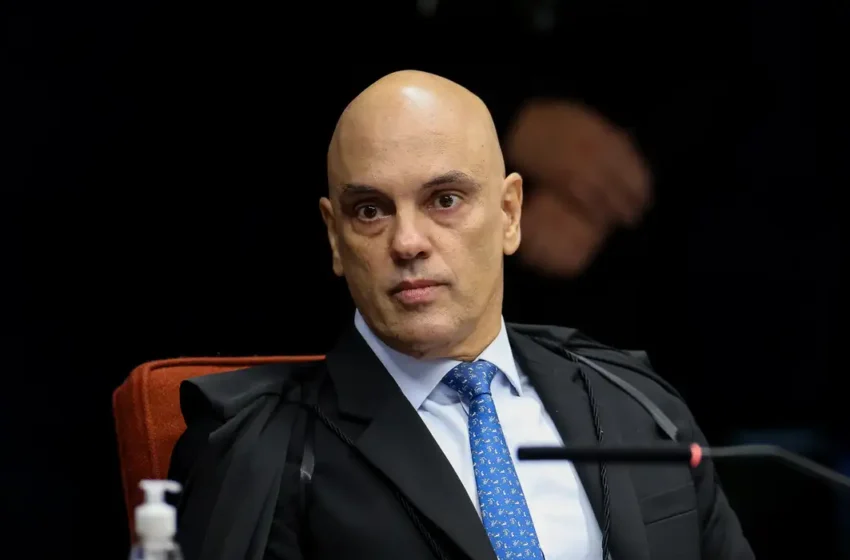  Alexandre de Moraes multa assessor de Bolsonaro por postagem de advogado