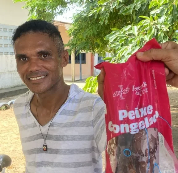Sedes realiza entrega de peixes para famílias em vulnerabilidade social