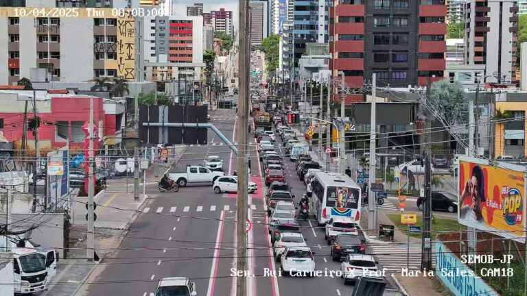 Acidente envolvendo ônibus e moto paralisa o trânsito na Avenida Ruy Carneiro, João Pessoa; veja as fotos