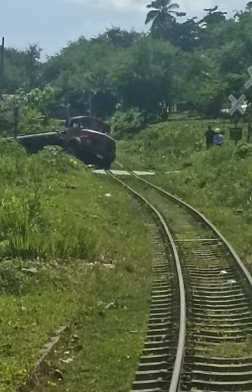  Queda de caminhão em linha férrea força paralisação de trens, em João Pessoa