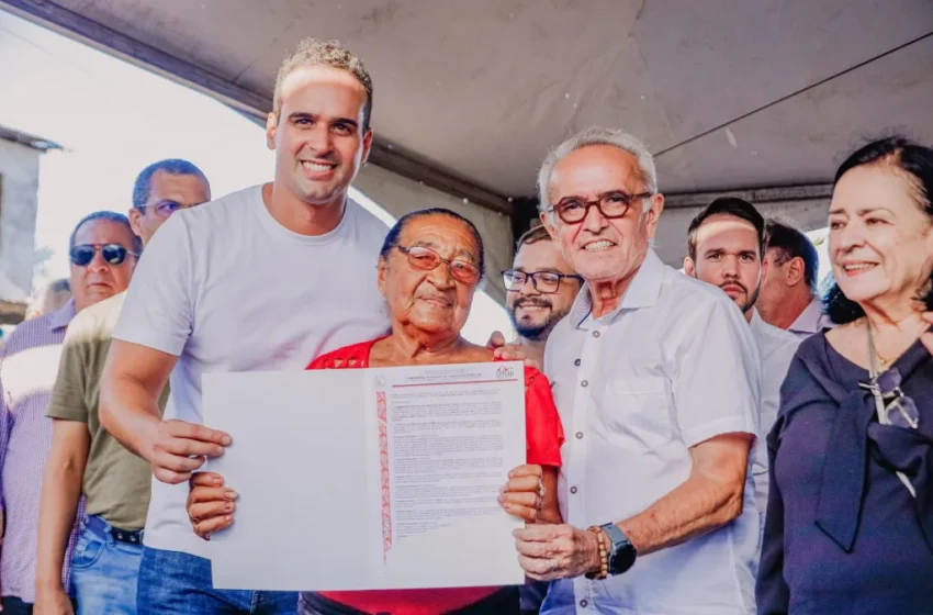 Cícero Lucena celebra entrega de escrituras definitivas às famílias da Comunidade da Praia da Penha