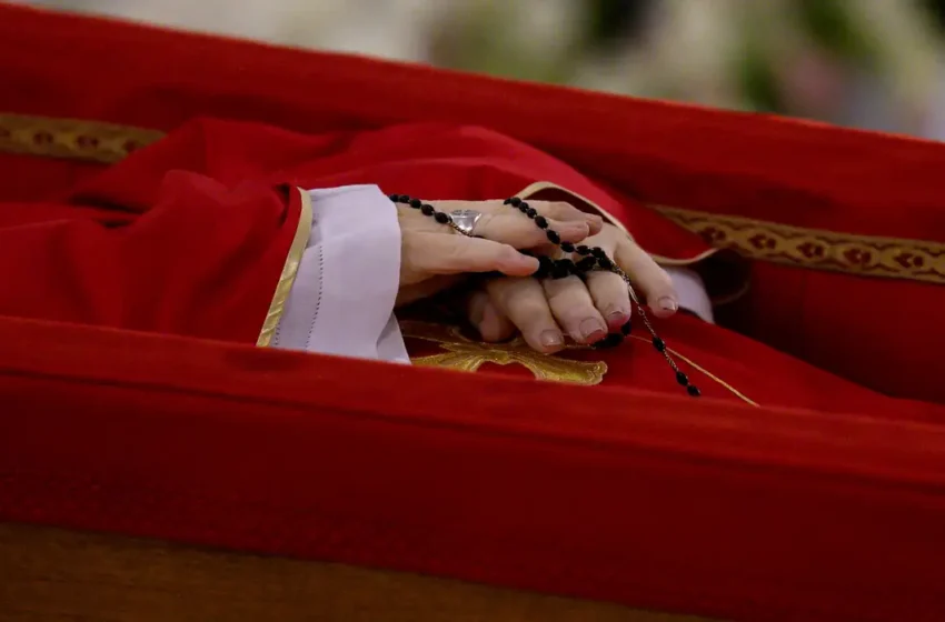  Morte do papa Francisco pegou fiéis de surpresa, afirma Vaticano