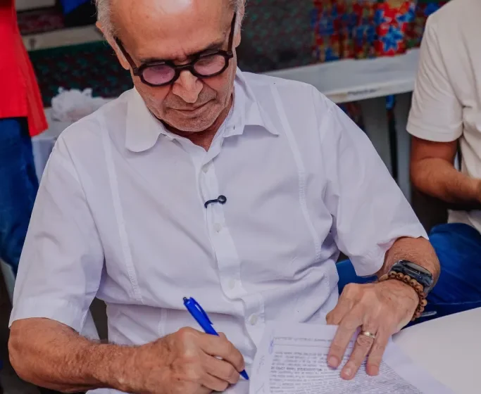  Prefeito assina novos contratos do programa ‘Compra Assistida’, que já beneficia 243 famílias da Capital