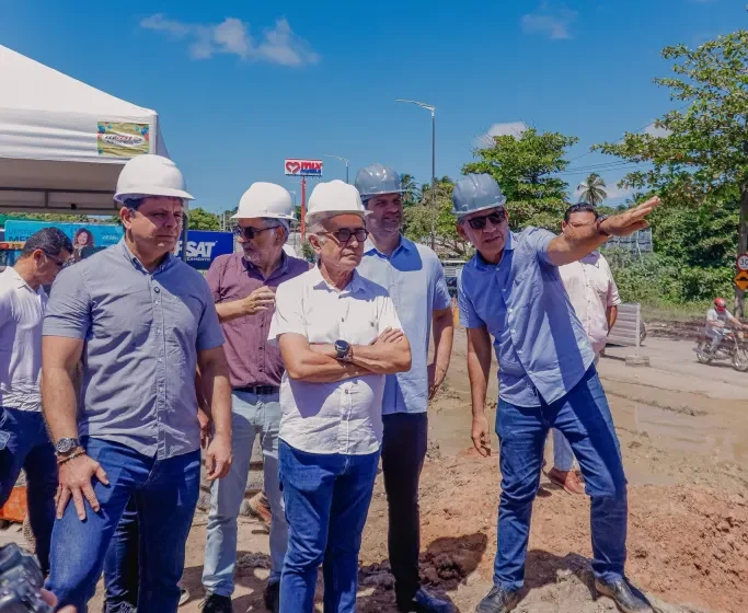 Cícero Lucena e Leo Bezerra inspecionam obra que vai acabar com alagamento entre Valentina e Mangabeira