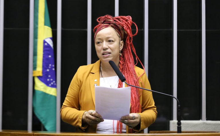 Câmara aprova proposta que aumenta pena para injúria racial contra mulheres e idosos Fonte: Agência Câmara de Notícias