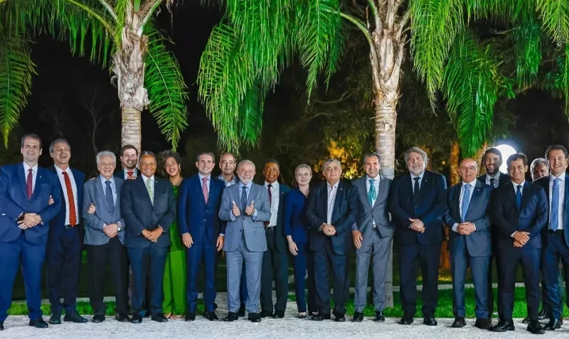 Presidente Lula reafirma candidatura à reeleição em jantar com Hugo Motta