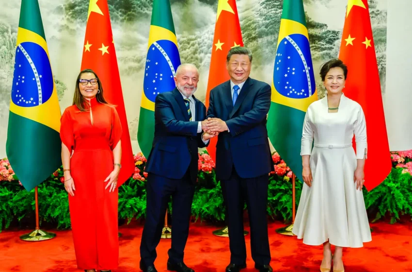 Primeira-dama brasileira gera climão em território chinês ao criticar efeitos do TikTok em encontro diplomático.